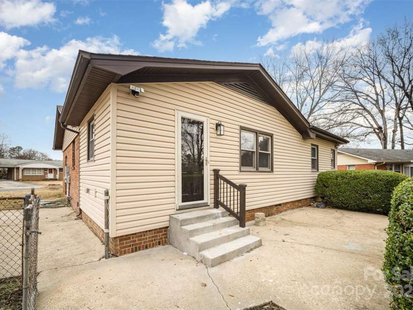 5310 Myrica Lane, Charlotte, NC 28213.  MLS# CAR4228798, YatesRealty ID 4470. Rear patio
