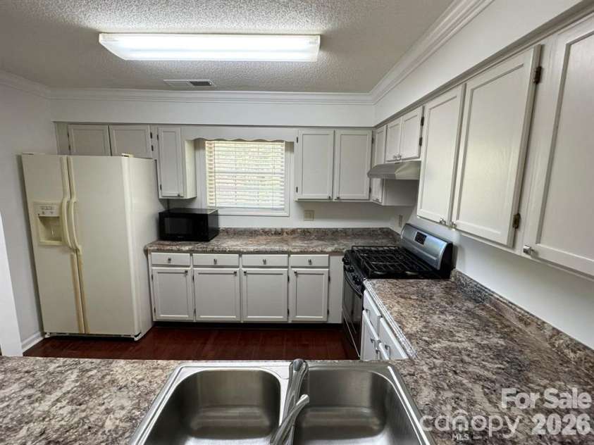 6049 Treetop Court, Charlotte, NC 28212.  MLS# CAR4397457, YatesRealty ID 44700. Kitchen