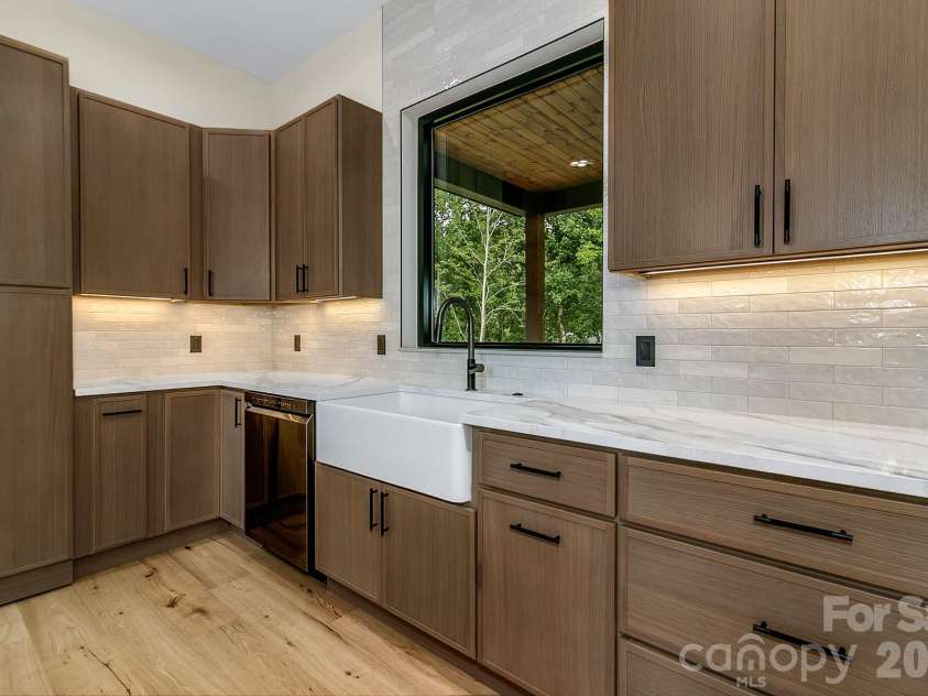 407 Melnick Terrace, Asheville, NC 28803.  MLS# CAR4410571, YatesRealty ID 44701. 