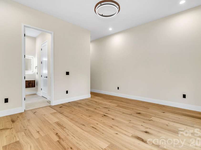 407 Melnick Terrace, Asheville, NC 28803.  MLS# CAR4410571, YatesRealty ID 44701. 