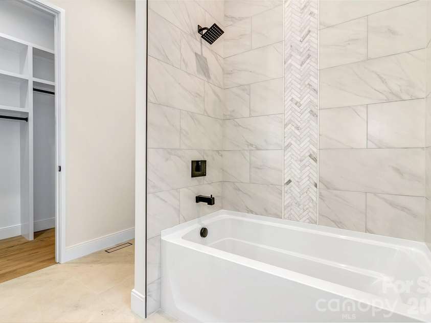 407 Melnick Terrace, Asheville, NC 28803.  MLS# CAR4410571, YatesRealty ID 44701. 