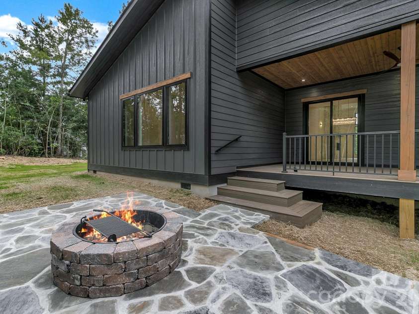 407 Melnick Terrace, Asheville, NC 28803.  MLS# CAR4410571, YatesRealty ID 44701. 