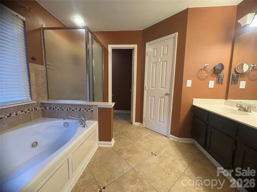 3520 Cliffvale Court, Charlotte, NC 28269.  MLS# CAR4414990, YatesRealty ID 44702. Master Bathroom