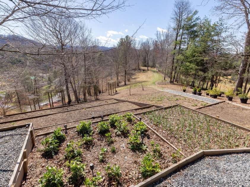 106 Clear View Drive, Mars Hill, NC 28754.  MLS# CAR4233910, YatesRealty ID 4471. Gardens