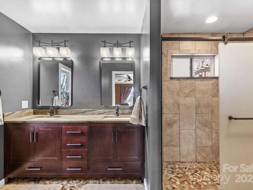 106 Clear View Drive, Mars Hill, NC 28754.  MLS# CAR4233910, YatesRealty ID 4471. Primary bathrooom