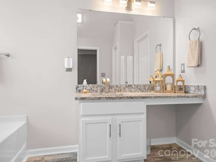 19300 Kanawha Drive, Cornelius, NC 28031.  MLS# CAR4414976, YatesRealty ID 44710. Updated granite counters