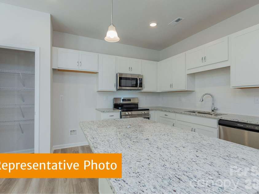 5402 Porterhouse Way, Charlotte, NC 28215.  MLS# CAR4415078, YatesRealty ID 44714. Rutledge Kitchen