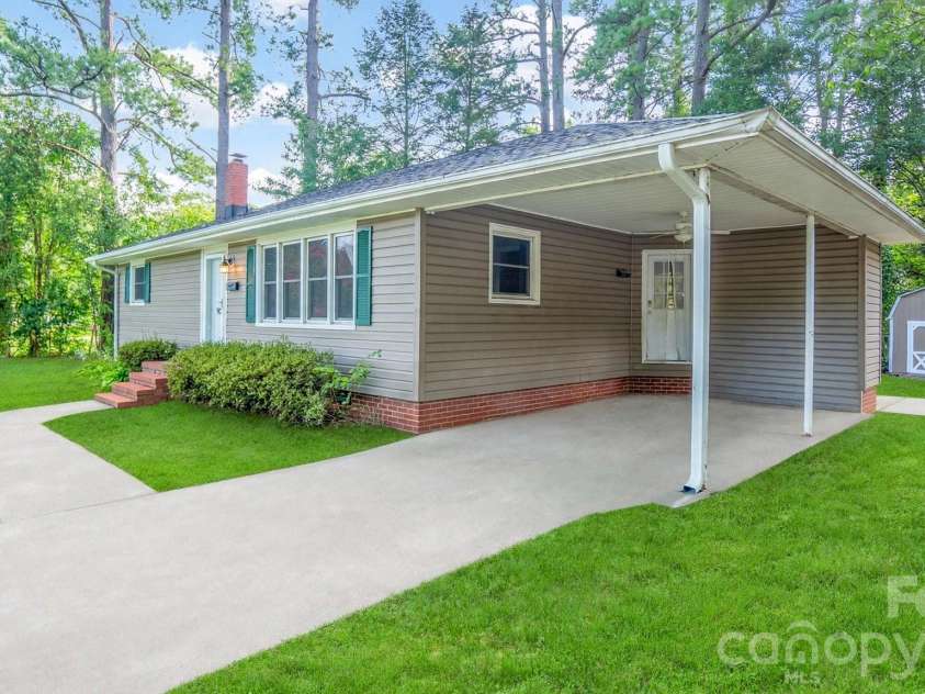 902 Dogwood Drive, Gastonia, NC 28054.  MLS# CAR4413443, YatesRealty ID 44719. 