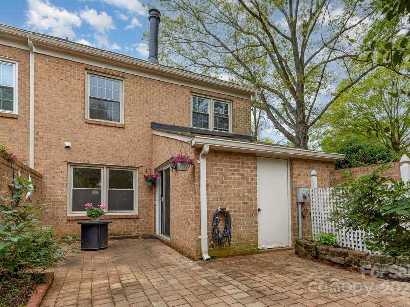 6801 Dumbarton Drive, Charlotte, NC 28210.  MLS# CAR4243028, YatesRealty ID 4472. 