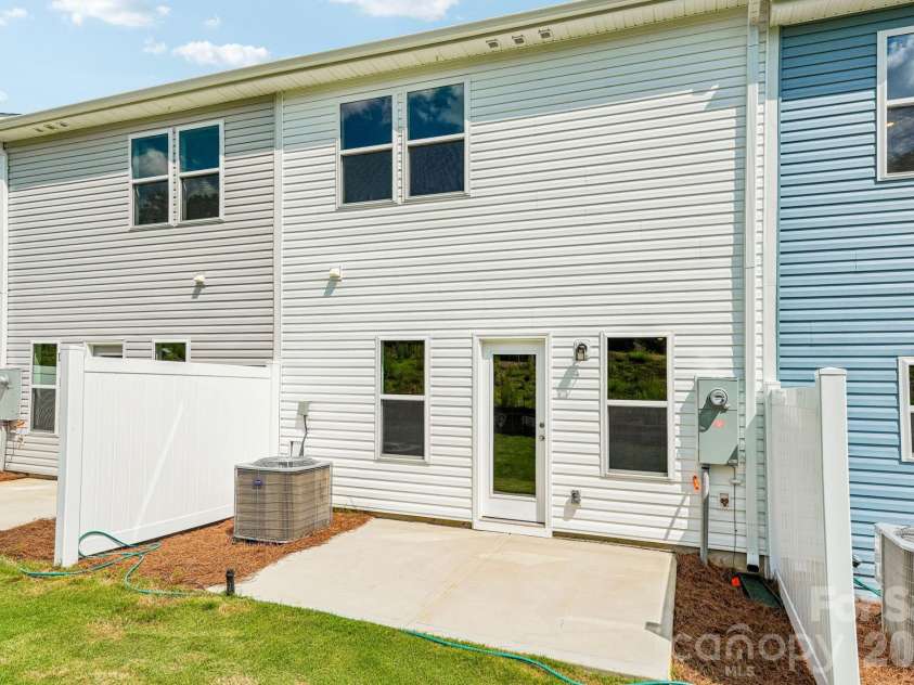4615 Green Drake Drive, Charlotte, NC 28269.  MLS# CAR4414093, YatesRealty ID 44720. 