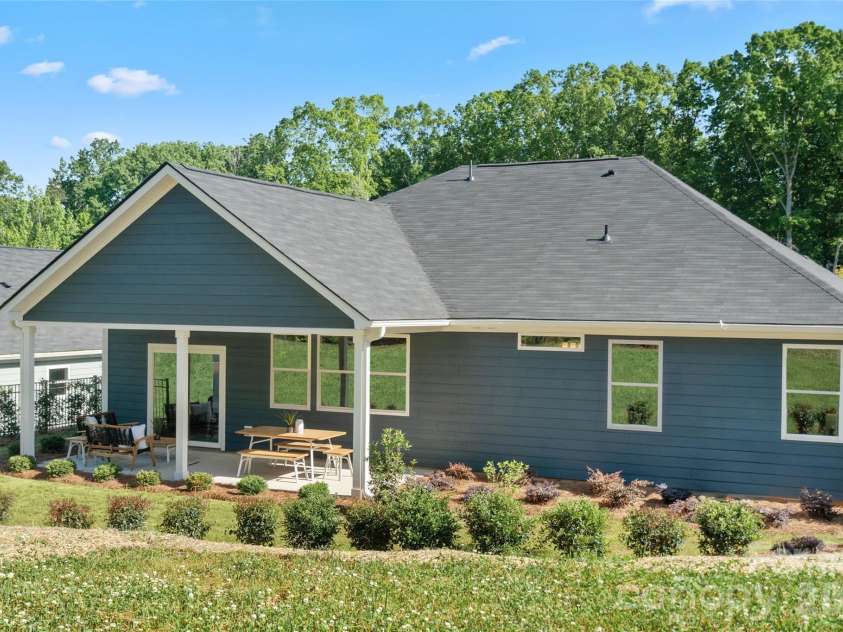 6042 Bella Vista Drive, Denver, NC 28037.  MLS# CAR4410517, YatesRealty ID 44729. 