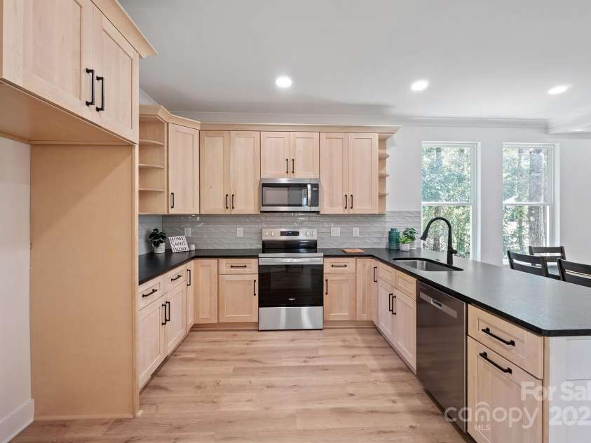 7589 Katherine Drive, Denver, NC 28037.  MLS# CAR4311633, YatesRealty ID 44729. Spacious kitchen with leathered granite