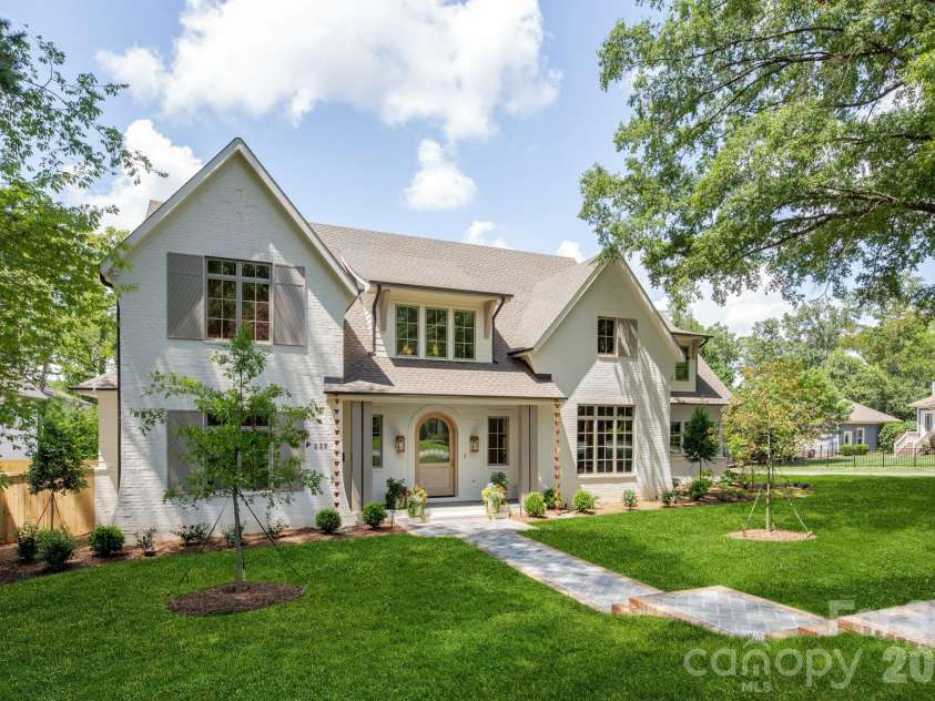 237 Canterbury Road, Charlotte, NC 28211.  MLS# CAR4412714, YatesRealty ID 44731. Corner lot