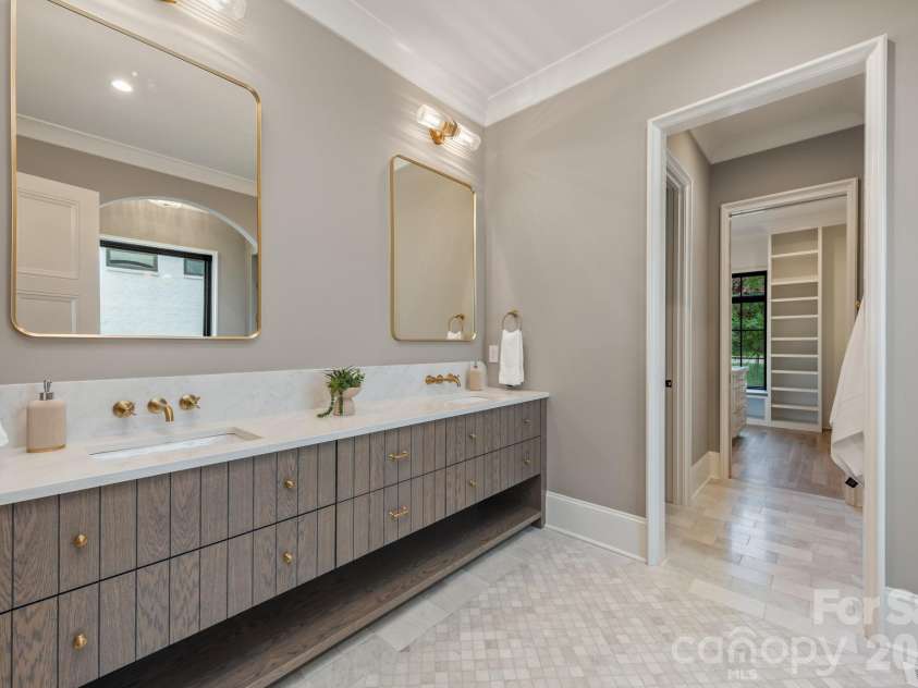 237 Canterbury Road, Charlotte, NC 28211.  MLS# CAR4412714, YatesRealty ID 44731. Main level primary suite
