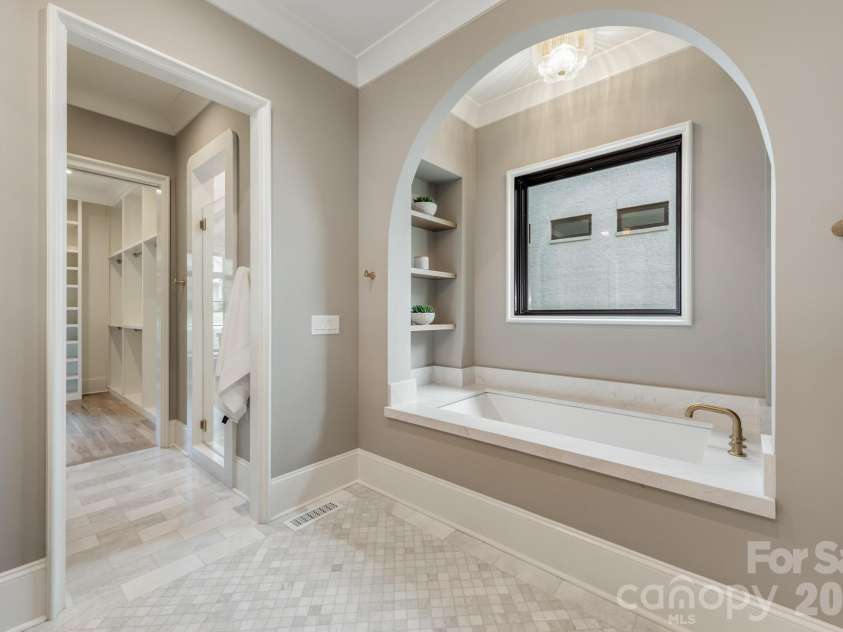 237 Canterbury Road, Charlotte, NC 28211.  MLS# CAR4412714, YatesRealty ID 44731. Main level primary suite