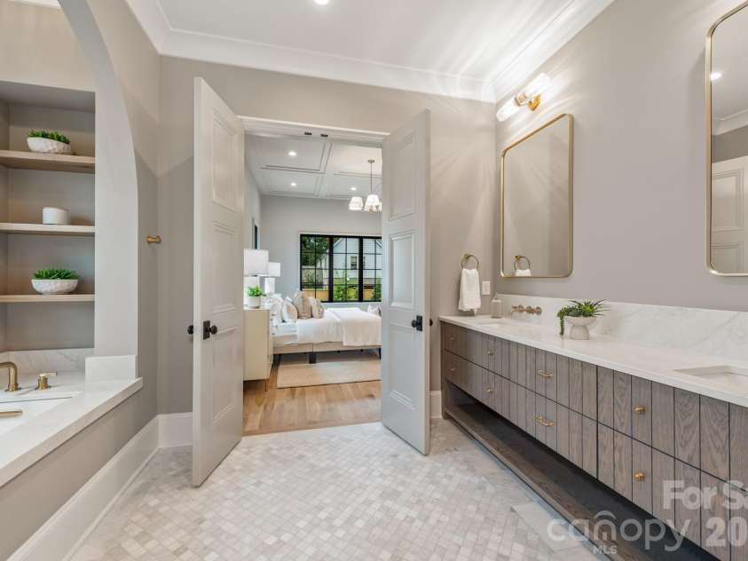 237 Canterbury Road, Charlotte, NC 28211.  MLS# CAR4412714, YatesRealty ID 44731. Main level primary suite