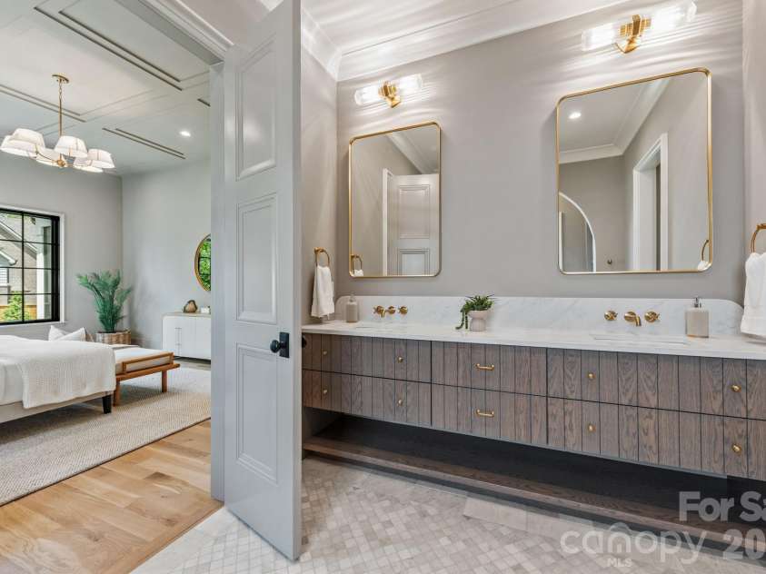 237 Canterbury Road, Charlotte, NC 28211.  MLS# CAR4412714, YatesRealty ID 44731. Main level primary suite