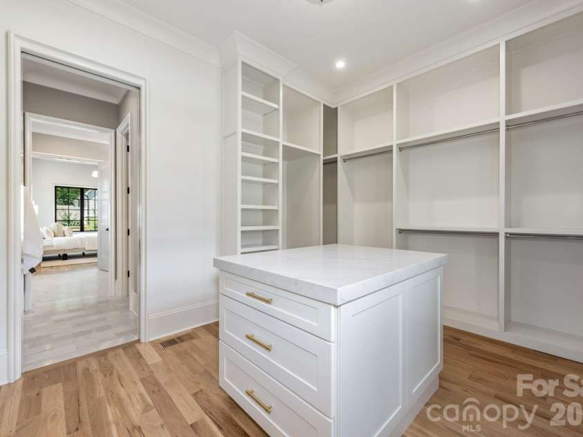 237 Canterbury Road, Charlotte, NC 28211.  MLS# CAR4412714, YatesRealty ID 44731. Main level primary suite walk in closet