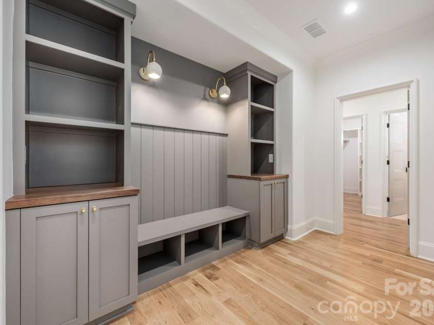 237 Canterbury Road, Charlotte, NC 28211.  MLS# CAR4412714, YatesRealty ID 44731. Upper level dropzone