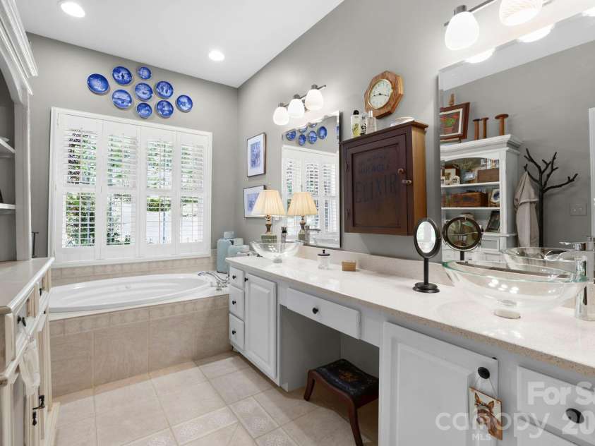 254 Kanuga Forest Drive, Hendersonville, NC 28739.  MLS# CAR4409207, YatesRealty ID 44736. 
