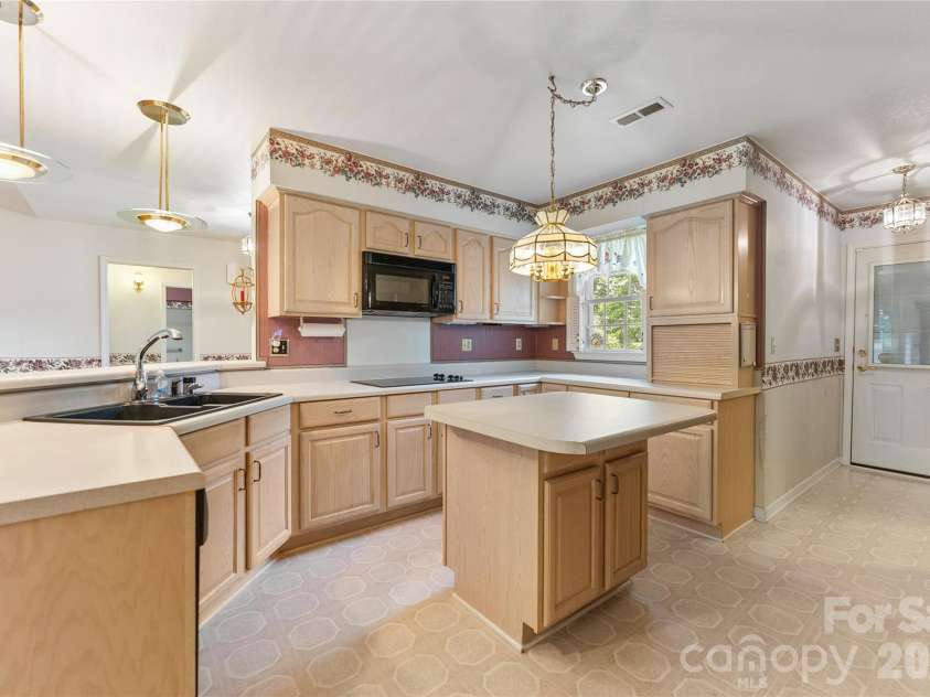 8 Keasler Road, Asheville, NC 28805.  MLS# CAR4404859, YatesRealty ID 44740. 