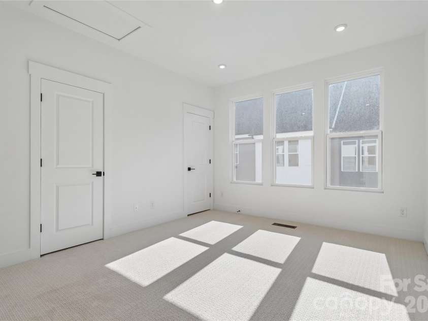 5013 Dutchess Drive, Charlotte, NC 28217.  MLS# CAR4407841, YatesRealty ID 44742. Owner's suite
