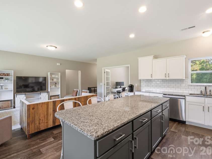 3154 43RD Avenue, Hickory, NC 28601.  MLS# CAR4403362, YatesRealty ID 44744. 