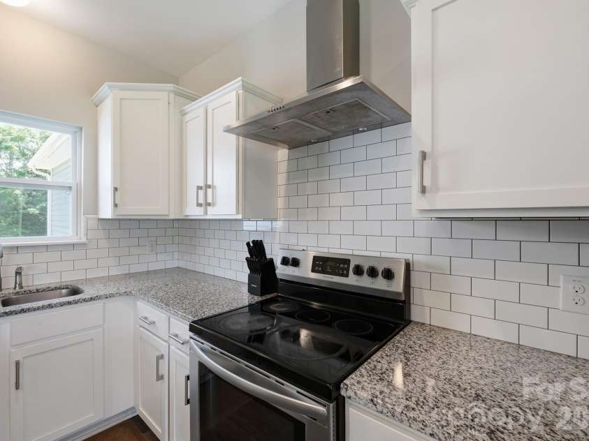 3154 43RD Avenue, Hickory, NC 28601.  MLS# CAR4403362, YatesRealty ID 44744. 