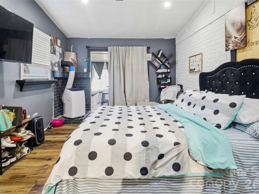 2410 Juniper Drive, Charlotte, NC 28269.  MLS# CAR4400009, YatesRealty ID 4475. Extra Unit Room