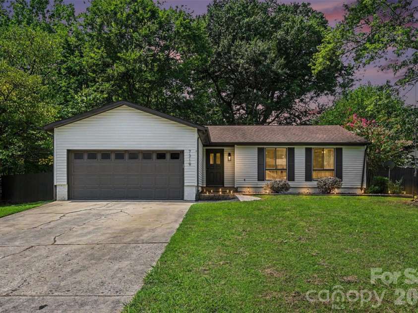 7319 Shadowlake Drive, Charlotte, NC 28226.  MLS# CAR4405663, YatesRealty ID 44757. 