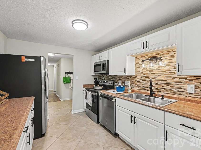 7319 Shadowlake Drive, Charlotte, NC 28226.  MLS# CAR4405663, YatesRealty ID 44757. 