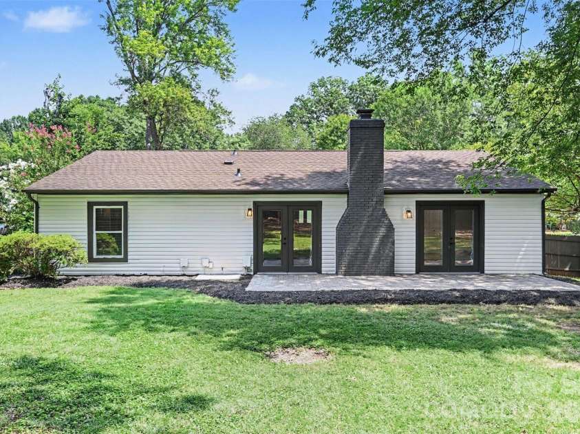 7319 Shadowlake Drive, Charlotte, NC 28226.  MLS# CAR4405663, YatesRealty ID 44757. 