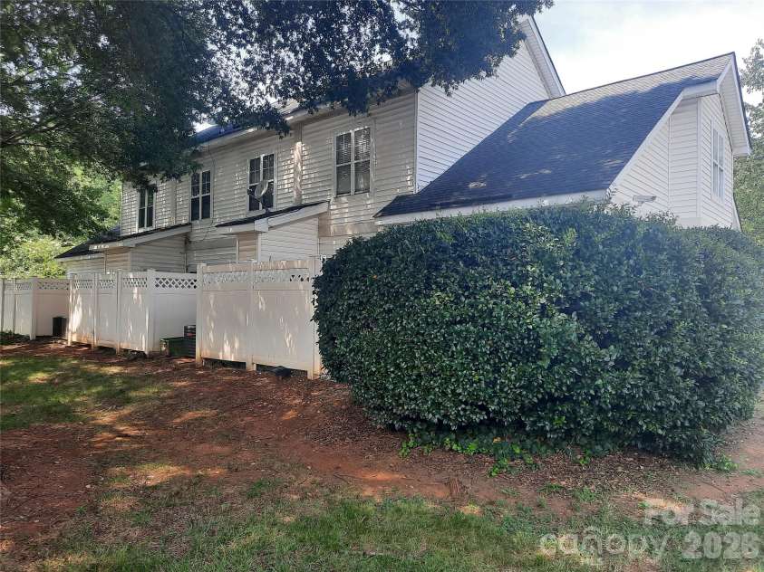 6431 Mallard View Lane, Charlotte, NC 28269.  MLS# CAR4414715, YatesRealty ID 44764. 