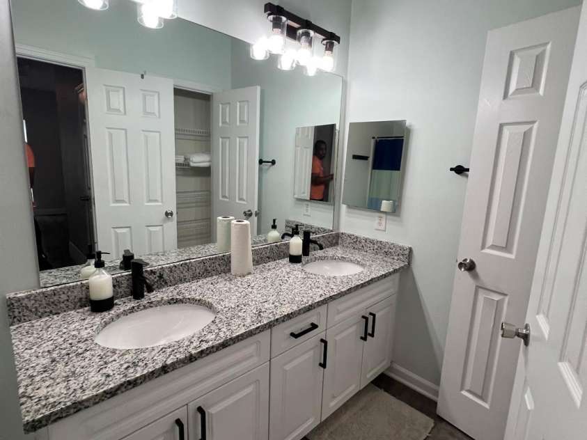 6431 Mallard View Lane, Charlotte, NC 28269.  MLS# CAR4414715, YatesRealty ID 44764. Primary Bathroom
