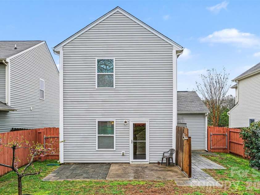 821 Alta Way, Kannapolis, NC 28081.  MLS# CAR4356703, YatesRealty ID 4477. Back Patio