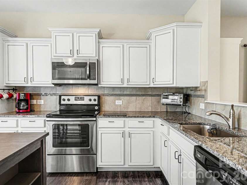 821 Alta Way, Kannapolis, NC 28081.  MLS# CAR4356703, YatesRealty ID 4477. Kitchen