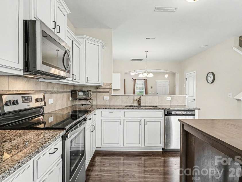 821 Alta Way, Kannapolis, NC 28081.  MLS# CAR4356703, YatesRealty ID 4477. Kitchen