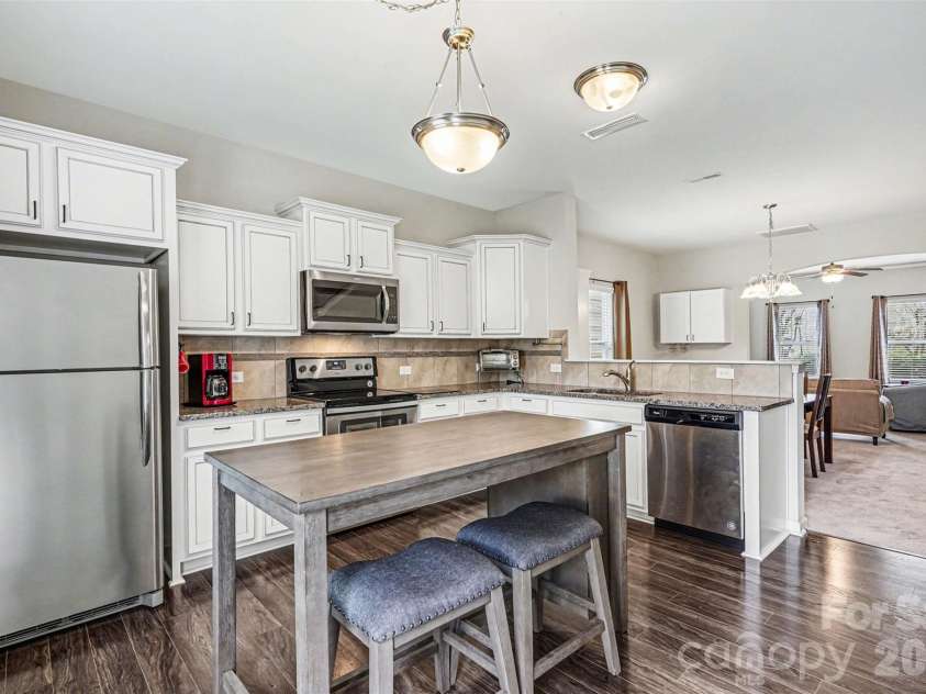 821 Alta Way, Kannapolis, NC 28081.  MLS# CAR4356703, YatesRealty ID 4477. Kitchen