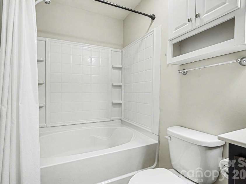 821 Alta Way, Kannapolis, NC 28081.  MLS# CAR4356703, YatesRealty ID 4477. Primary Bathroom