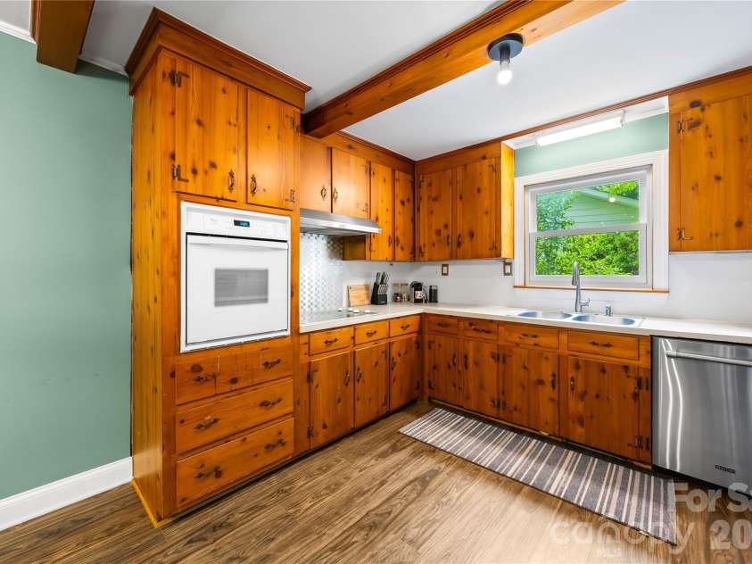 6240 Candlewood Drive, Charlotte, NC 28210.  MLS# CAR4414036, YatesRealty ID 44772. 