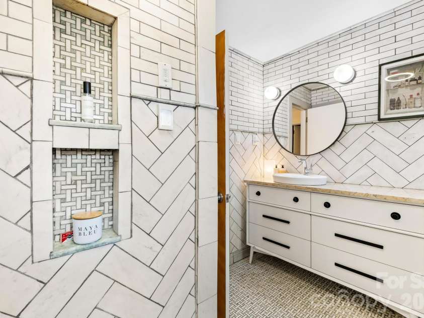 6240 Candlewood Drive, Charlotte, NC 28210.  MLS# CAR4414036, YatesRealty ID 44772. Full Bath