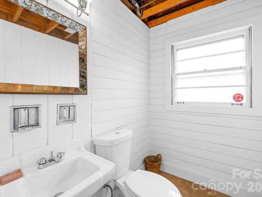 6240 Candlewood Drive, Charlotte, NC 28210.  MLS# CAR4414036, YatesRealty ID 44772. Half Bath