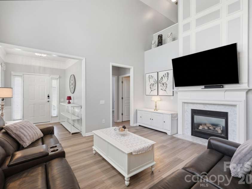 8530 Heron Glen Drive, Charlotte, NC 28269.  MLS# CAR4410893, YatesRealty ID 44779. Great Room