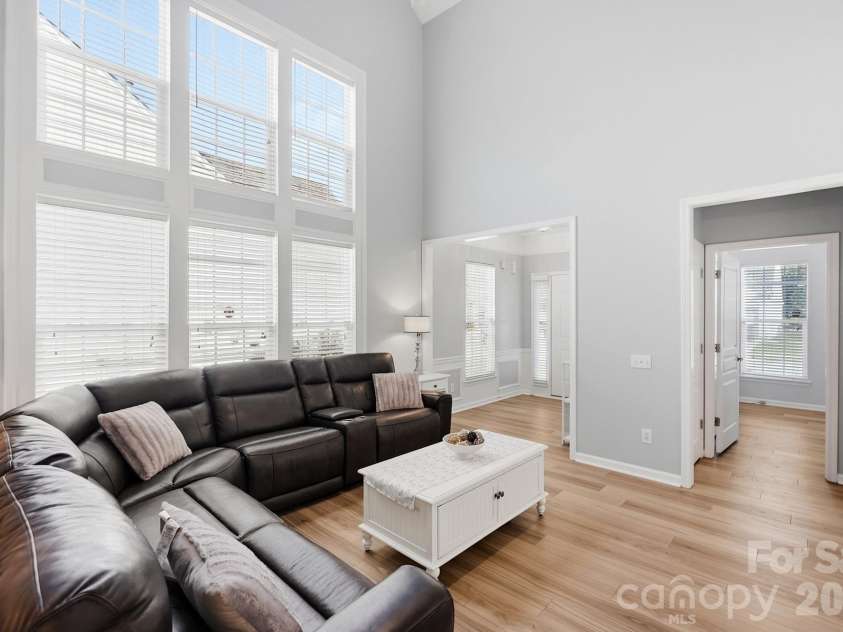 8530 Heron Glen Drive, Charlotte, NC 28269.  MLS# CAR4410893, YatesRealty ID 44779. Great Room