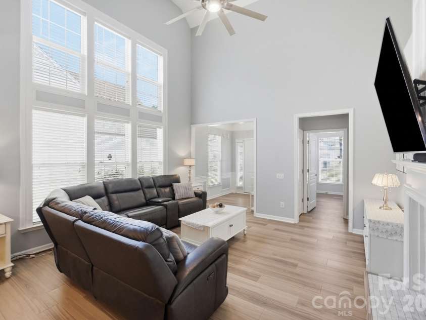 8530 Heron Glen Drive, Charlotte, NC 28269.  MLS# CAR4410893, YatesRealty ID 44779. Great Room