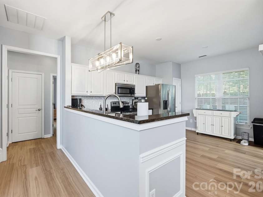 8530 Heron Glen Drive, Charlotte, NC 28269.  MLS# CAR4410893, YatesRealty ID 44779. Kitchen