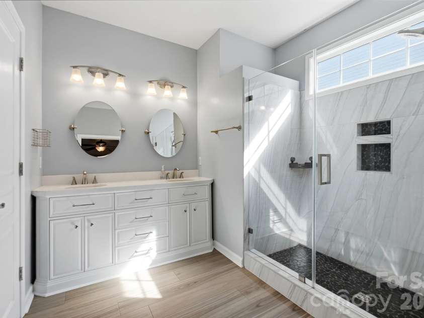8530 Heron Glen Drive, Charlotte, NC 28269.  MLS# CAR4410893, YatesRealty ID 44779. Primary Bath