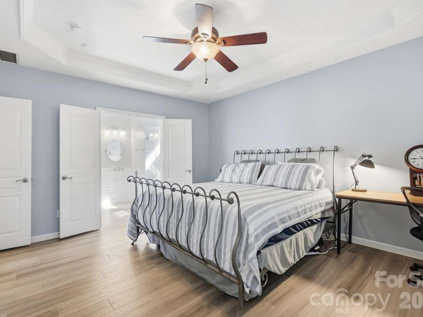 8530 Heron Glen Drive, Charlotte, NC 28269.  MLS# CAR4410893, YatesRealty ID 44779. Spacious Primary Suite