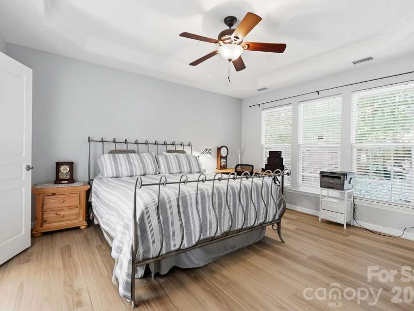 8530 Heron Glen Drive, Charlotte, NC 28269.  MLS# CAR4410893, YatesRealty ID 44779. Spacious Primary Suite