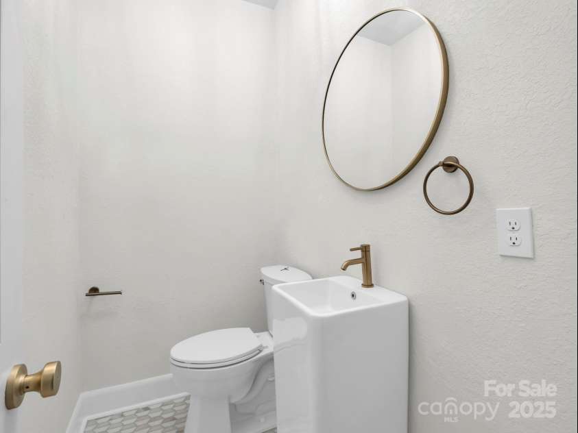 320 Country Club Acres None, Shelby, NC 28150.  MLS# CAR4298771, YatesRealty ID 4478. Half Bath